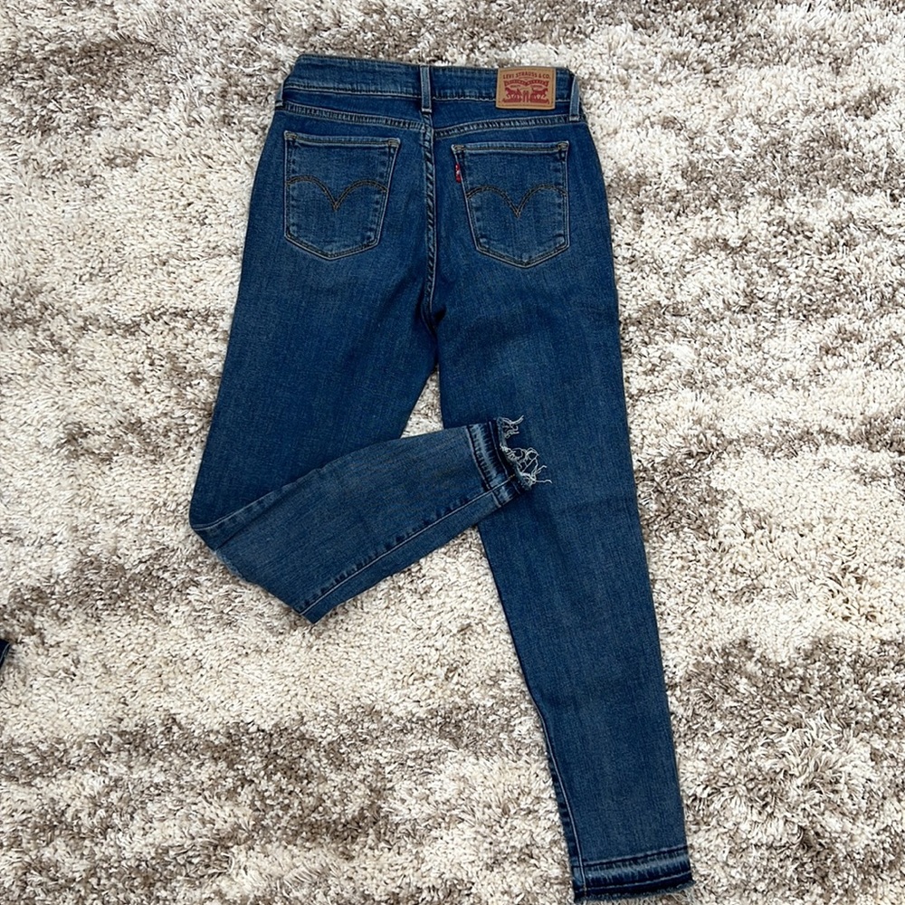 Levis - Picture 2 of 6